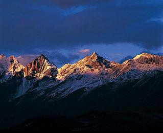 视觉小说战棋游戏《二分之一》正式发售